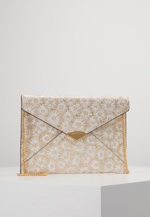 Biała kopertówka w złote kwiatowe wzory z złotym łańcuszkiem i złotym trójkątnym zapięciem na gładkiej powierzchni.