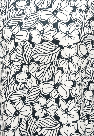 Ασπρόμαυρο φλοράλ μοτίβο με μεγάλα λουλούδια και λεπτομερή φύλλα σε φόντο υφασμάτινης υφής.
