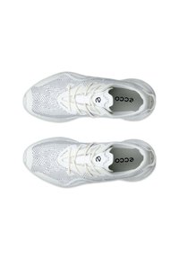 Białe sportowe buty z oddychającą siateczkową cholewką, teksturowaną powierzchnią, elastycznymi sznurowadłami i solidną gumową podeszwą. Logo marki widoczne na wkładce.