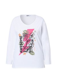 T-shirt à manches longues blanche avec un graphique de tigre rose, le texte "AWESOME" et des éclaboussures colorées. Modèle à col rond avec une coupe décontractée.