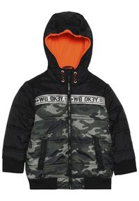 Chaqueta acolchada de camuflaje en negro y gris con forro de capucha naranja, cierre frontal de cremallera y puños elásticos. Presenta una banda de logo en el pecho.