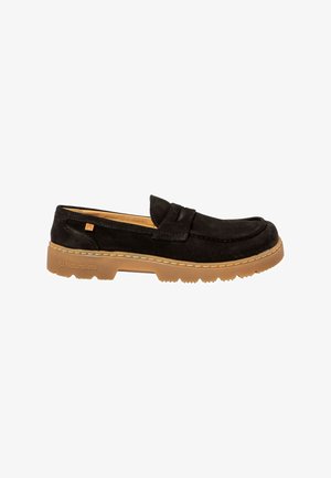 Chaussure noire en daim à enfiler avec une semelle en caoutchouc épaisse et texturée. Présente un design cousu et une petite étiquette logo sur le côté.
