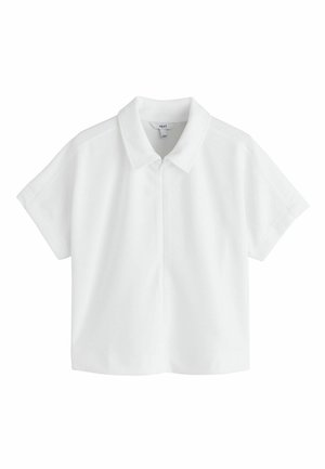 Weißes Poloshirt aus glattem Stoff, mit klassischem Kragen und kurzen Ärmeln. Das Design ist schlicht, ohne Muster oder Akzente.