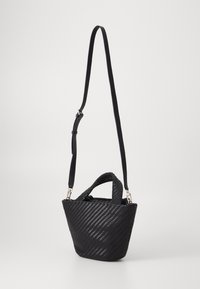 Czarna pleciona torba o stożkowatym kształcie, z dwoma uchwytami i regulowanym paskiem na ramię, zdobiona srebrnym okuciem.