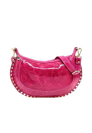 Kleine glanzende roze leren handtas met gouden studs langs de randen en een verstelbare band met gouden sluitingen.
