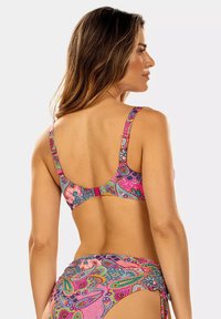 Kolorowy zestaw bikini z wzorem paisley w odcieniach różu, niebieskiego i zielonego. Regulowane ramiączka i obszycia po bokach zwiększają dopasowanie i komfort.