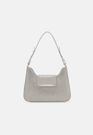 Petit sac à main argenté avec bandoulière réglable et fermeture à rabat recouvert de strass scintillants sur un fond uni.