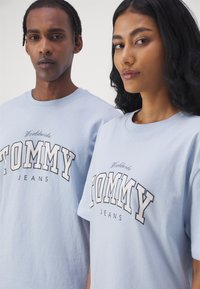 Tommy Jeans VARSITY TEE UNISEX - Camiseta estampada - breezy blue