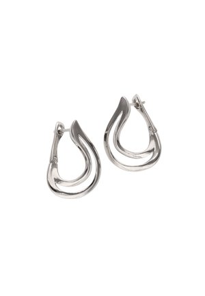 Silberfarbene, gedrehte Tropfenförmige Creolen mit Scharnier-Verschlüssen, die ein glattes, glänzendes, geschichtetes offenes Design aufweisen.