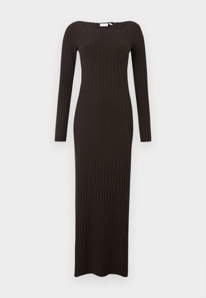 Langes, figurbetontes, geripptes Kleid in Dunkelbraun mit langen Ärmeln und schiffsausschnitt. Glatte Textur mit bodenlangem Design.