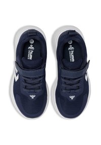 Marineblauwe sport sneakers gemaakt van mesh stof met witte accenten, voorzien van veters en een klittenbandsluiting voor een veilige pasvorm. Textuurrige buitenzool.