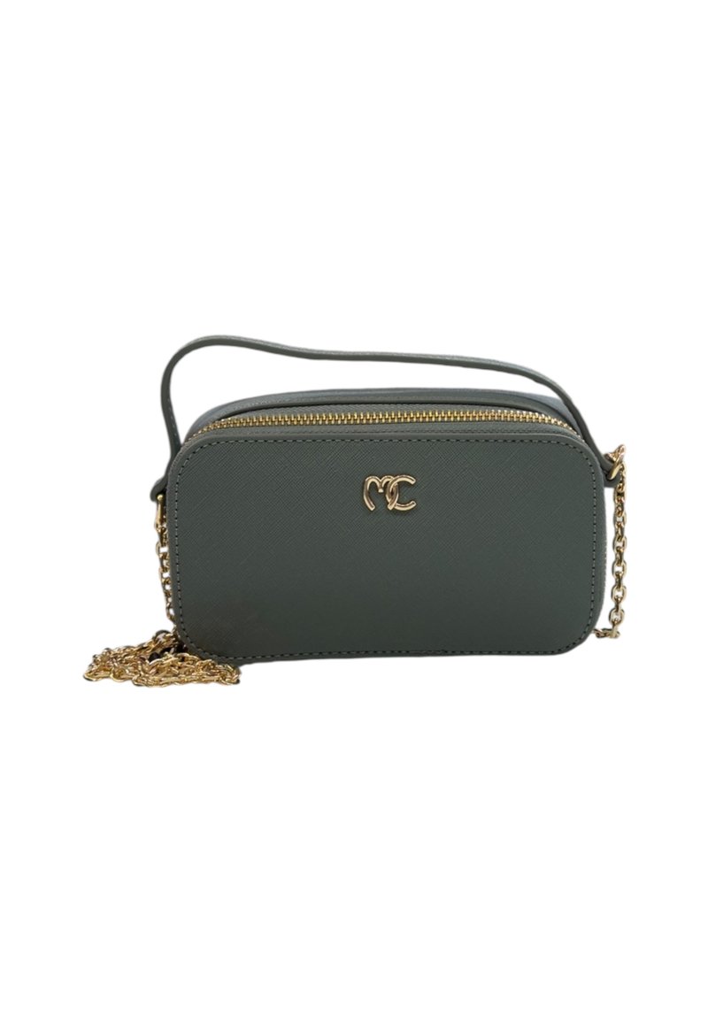 Borsa a tracolla in pelle sintetica verde con accessori in tono oro, chiusura con zip e logo decorativo. Presenta una tracolla a catena per maggiore versatilità.