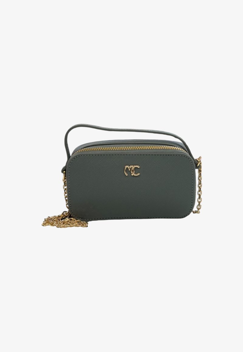 Borsa a tracolla in pelle sintetica verde con accessori in tono oro, chiusura con zip e logo decorativo. Presenta una tracolla a catena per maggiore versatilità.