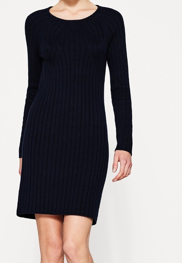 Robe en tricot côtelé marine avec des manches longues et un décolleté arrondi, présentant une silhouette ajustée et un ourlet droit.