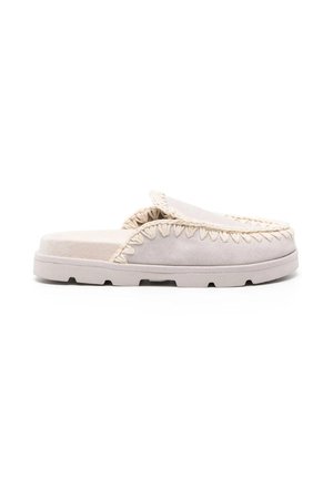 Pantofole slip-on in suede beige chiaro, con bordo cucito e soletta testurizzata e imbottita. Suola in gomma con motivo antiscivolo.