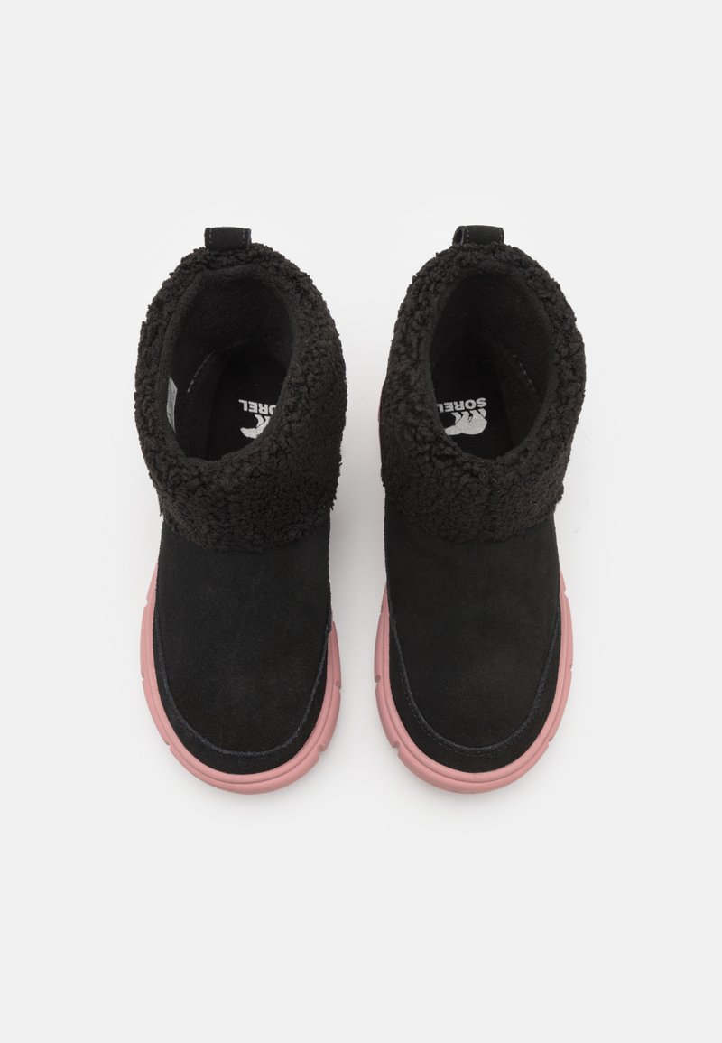 Schwarze Wildlederstiefel mit einem strukturierten schwarzen Fleecekragen und einer pinken Gummisohle. Das Design verfügt über eine abgerundete Zehenpartie und eine Knöchelhöhe.