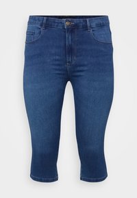 Pantaloni capri in denim blu scuro con un classico design a cinque tasche, dotati di chiusura a pulsante e una leggera texture sbiadita, tagliati a metà polpaccio.