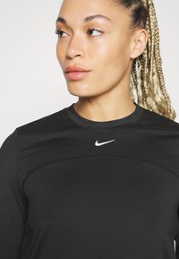 Nike Performance SWIFT TOP - Langærmet T-shirt - black/(reflective silv)