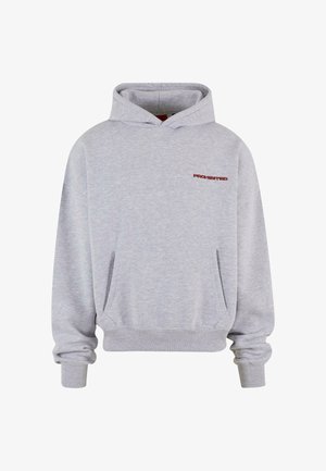 Sudadera gris de mezcla de algodón, con un bolsillo delantero, mangas largas y texto rojo "PROHIBIDO" en el pecho. Textura suave.
