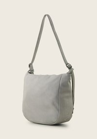 Bolso de hombro de cuero gris con una textura suave, forma curva, correa ajustable y marca en relieve en el lateral.