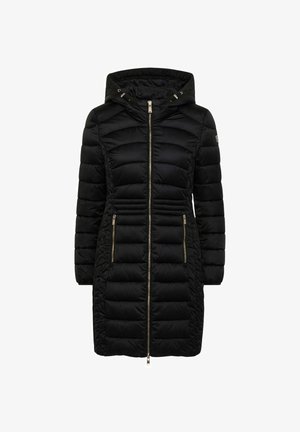 Abrigo acolchado negro con capucha, cierre frontal y dos bolsillos con cremallera. Presenta costuras horizontales y detalles en tono dorado.