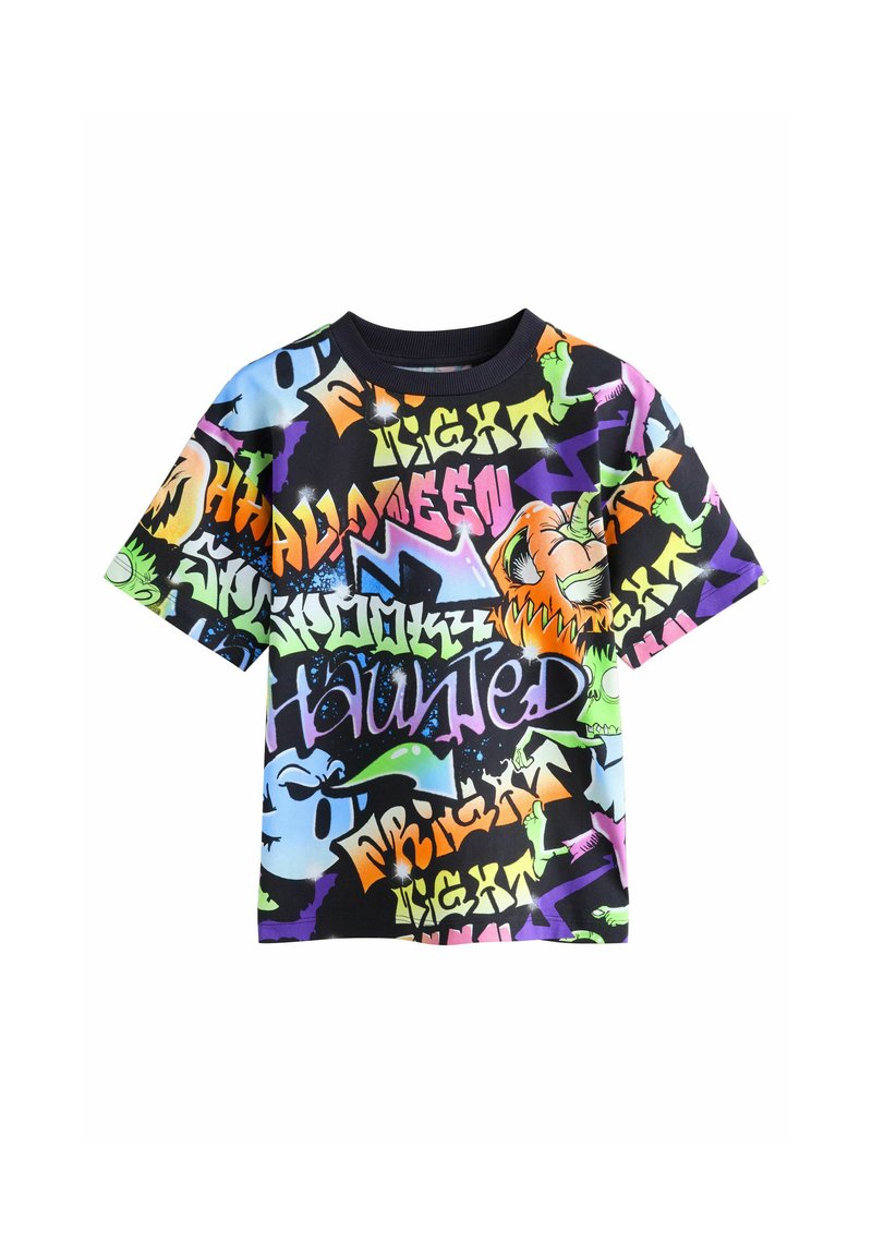 Lyhythihainen t-paita mustasta puuvillasta, jossa on värikäs graffitotyylinen painatus, joka esittää haamuja ja Halloween-teemoja, eloisia kirjaimia ja vaihtelevia muotoja.