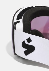 Ochelari de schi cu o bandă elastică albă care prezintă un logo negru, lentile de culoare violet și un suport din spumă texturată neagră.