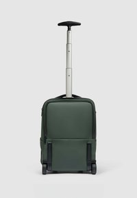 Valigia con ruote in tessuto verde scuro con manico retrattile in alluminio, ruote lisce e tasca frontale con cerniera.