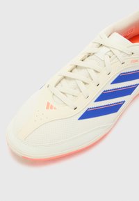 adidas Performance COPA INDOOR COURT CLUB  INDOOR FOOTBALL BOOTS - Botines de fútbol sala - off white/lucid blue/signal coral