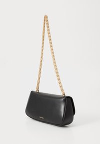 Schwarze Ledertasche mit einem goldenen Kettenriemen, rechteckiger Form, glatter Textur und einem subtilen geprägten Logo auf der Vorderseite.