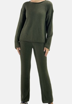 Olivengrøn ribstrikket sweater og matchende bukser med løs pasform, lange ærmer og rund halsudskæring. Glat tekstur over det hele.