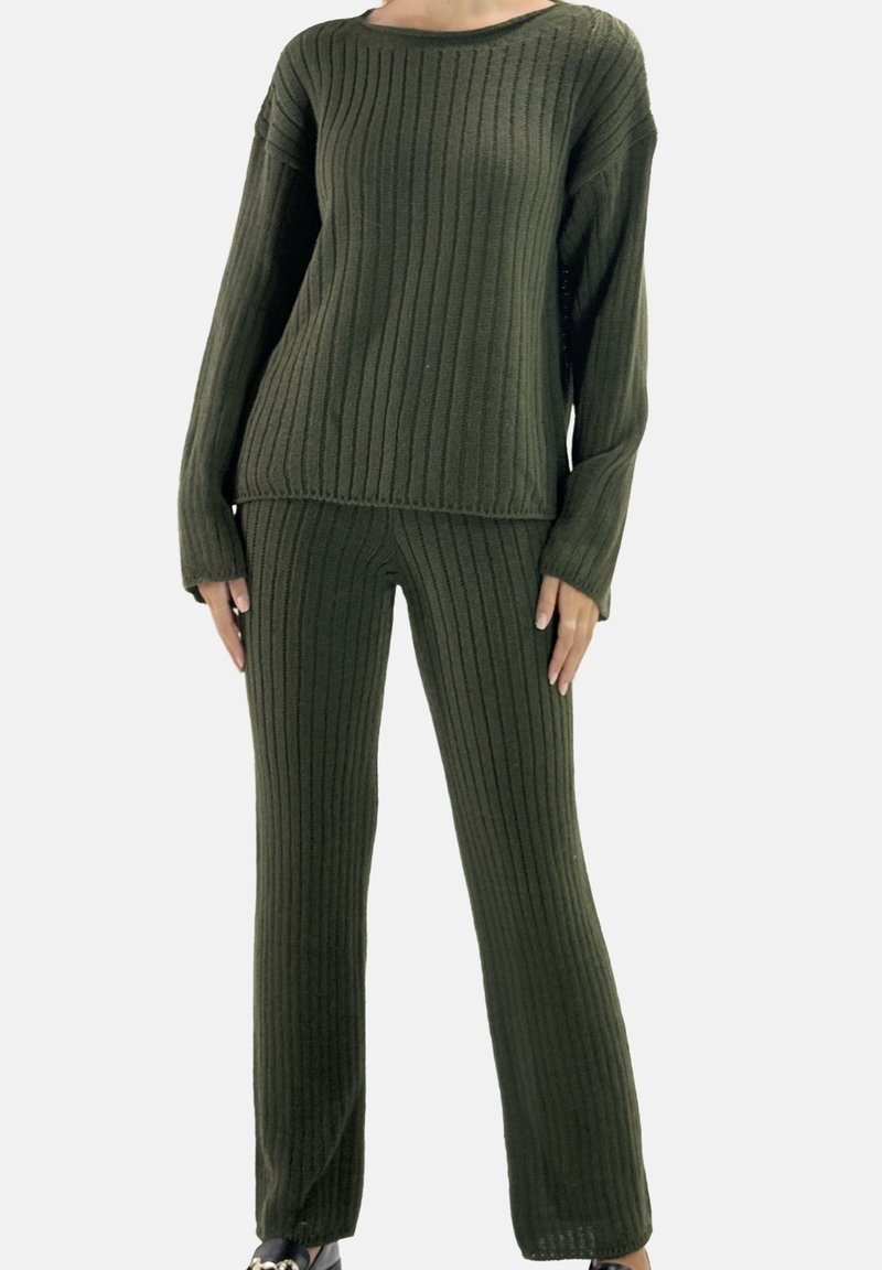 Olivgrön ribbstickad tröja och matchande byxor, med en avslappnad passform, långa ärmar och rund halsringning. Mjukt och jämnt texturerat material överallt.
