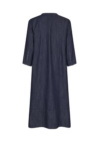 Tummansininen farkkutunika, keskipituinen, jossa on rento istuvuus, kolme neljäsosaa hihat ja takana laskos lisää liikkuvuutta varten.