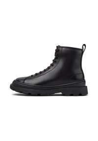 Stivaletto in pelle nera con suola robusta a carrarmato, lacci frontalmente, dettagli di cucitura e linguetta sul retro, mostrato in vista laterale.