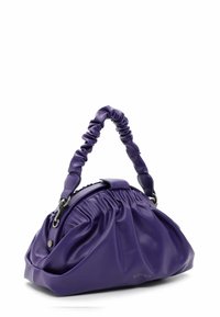 Sac à main en cuir violet avec un design froncé, une poignée plissée et une fermeture éclair supérieure. Présente des accents métalliques et une forme arrondie.