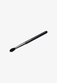 Zwarte makeupkwast met een taps toelopende, fluffy punt en een strakke zilveren ferrule. Het handvat is recht en mat zwart, ontworpen voor precieze applicatie.