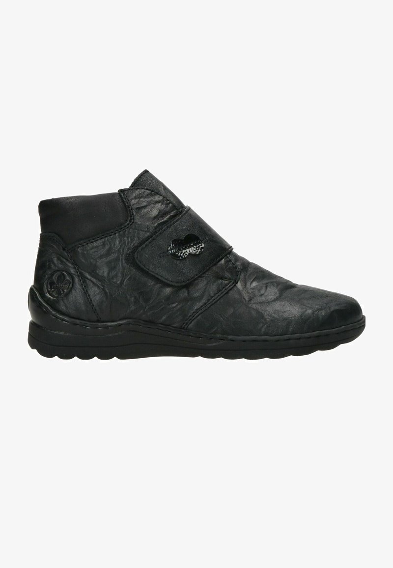 Schwarze Leder-Ankle-Boots mit knitteriger Textur, verstellbarem Riemen an der Vorderseite und langlebiger Gummisohle. Schlichtes Design.