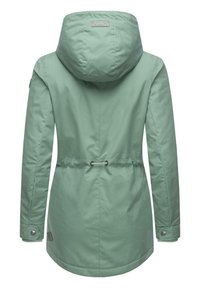 Parka vert menthe avec une capuche, taille cintrée, boutons-pression aux poignets et un patch logo dans le dos. Texture de tissu lisse.