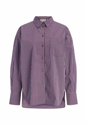 Chemise à manches longues boutonnée avec des rayures verticales rouges, blanches et bleues, col pointu et poche poitrine unique.
