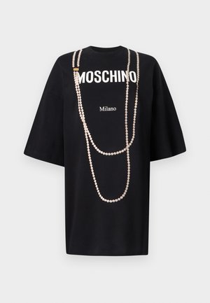 T-shirt noir surdimensionné avec l'inscription "MOSCHINO" et "Milano" en blanc. Présente un motif décoratif en chaîne perlée sur le devant.