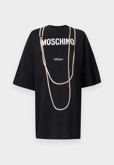 Μαύρο φαρδύ μπλουζάκι με εκτύπωση «MOSCHINO» και «Milano» σε λευκό. Διαθέτει διακοσμητική αλυσίδα με χάντρες στο μπροστινό μέρος.