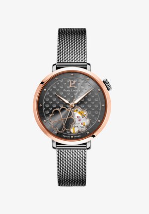 Montre ronde avec un cadran noir texturé, des accents en or rose et un bracelet en maille. Présente un élément floral décoratif au centre.