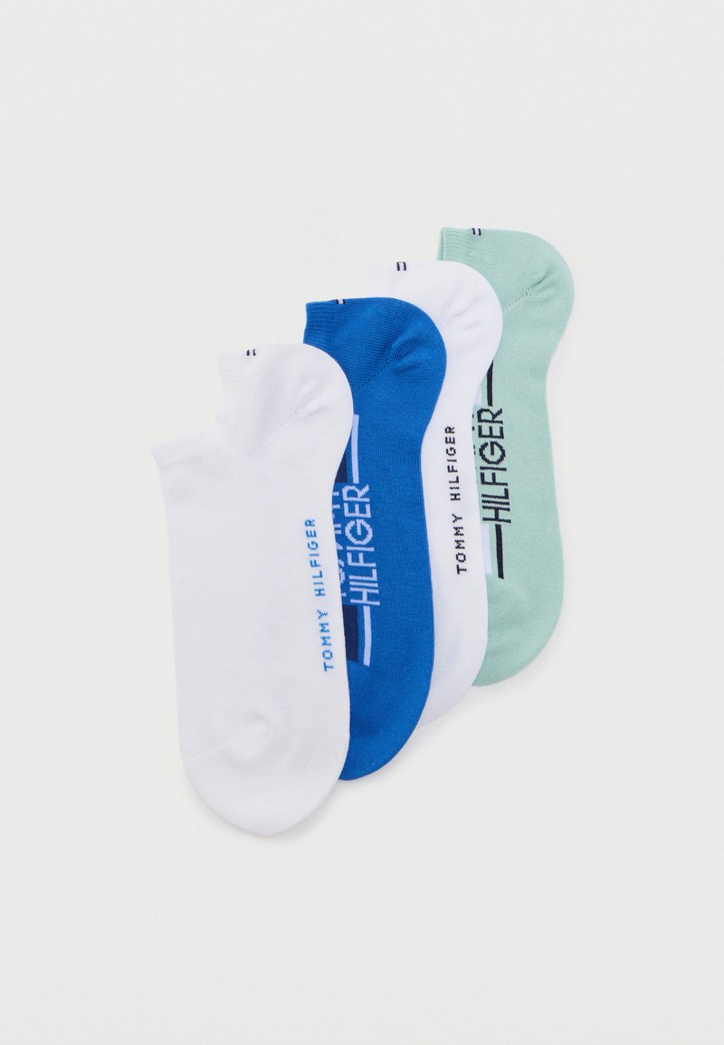 Τέσσερα χαμηλά κάλτσες σε λευκό, μπλε, λευκό και μέντα πράσινο, κάθε μία με το λογότυπο "Tommy Hilfiger" τυπωμένο στο πλάι.