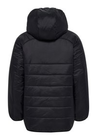 Svart vadderad jacka med huva, med horisontella quiltade sektioner och en slät yta. Designad för värme och skydd.