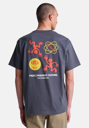 THE JUDGEMENT - T-shirt z nadrukiem