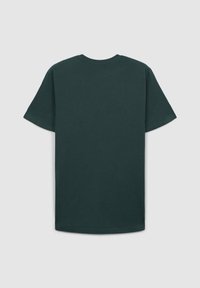 T-shirt cotone verde scuro con maniche corte, collo rotondo e orlo dritto. Texture liscia senza motivi o dettagli visibili.