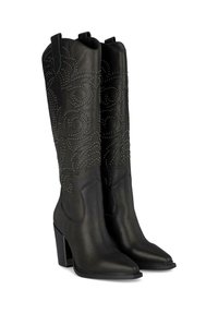 Botas de cuero negras hasta la rodilla con punteras puntiagudas, adornadas con tachuelas plateadas en un patrón en espiral y con tacones gruesos y robustos.