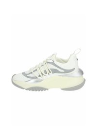 Sneaker atletica bianca con accenti grigi, tomaia in rete testurizzata e suola leggera. Presenta lacci elasticizzati e un design del tallone curvo distintivo.