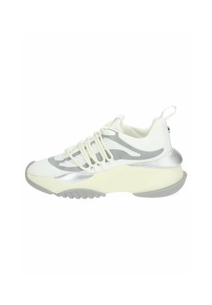 Sneaker atletica bianca con accenti grigi, tomaia in rete testurizzata e suola leggera. Presenta lacci elasticizzati e un design del tallone curvo distintivo.