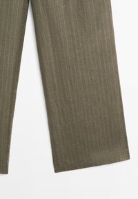Olivově zelené kalhoty s vertikálními proužky, střih na míru, rovný tvar nohavice a hladká textura. Jemně prošitý lem a detaily.